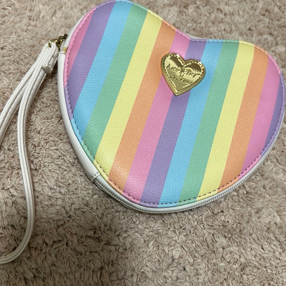 Cute Betsey zip up wallet! Spring